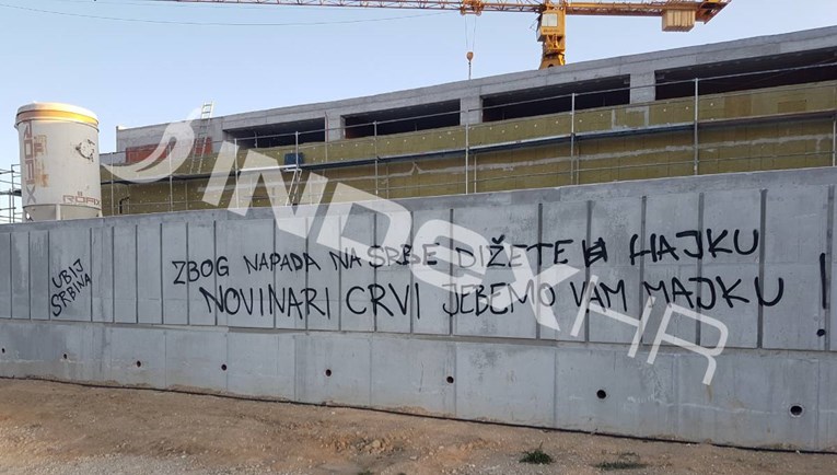U Splitu osvanuli grafiti: "Ubij Srbina", "Novinari crvi, je***o vam majku"